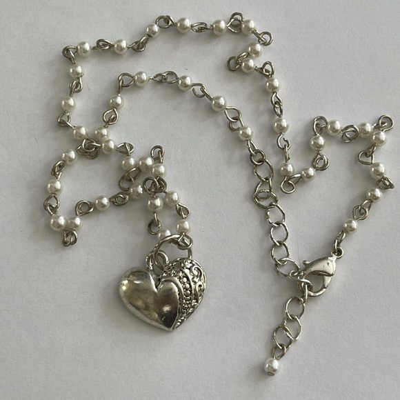 Silver plated heart and imitation pearl necklace - Picture 3 of 5